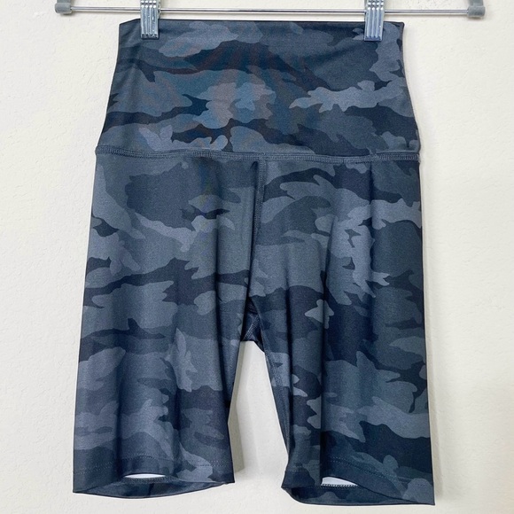 Beyond Yoga Pants - Beyond Yoga Spacedye Printed High Waisted‎ Biker Shorts in Silver Mist Camo